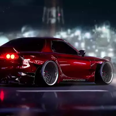 Mazda RX7 por la noche en la ciudad